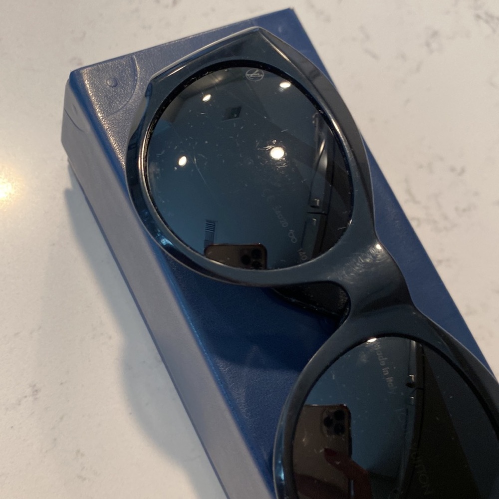 Louis Vuitton sunglasses - Picture 3 of 4